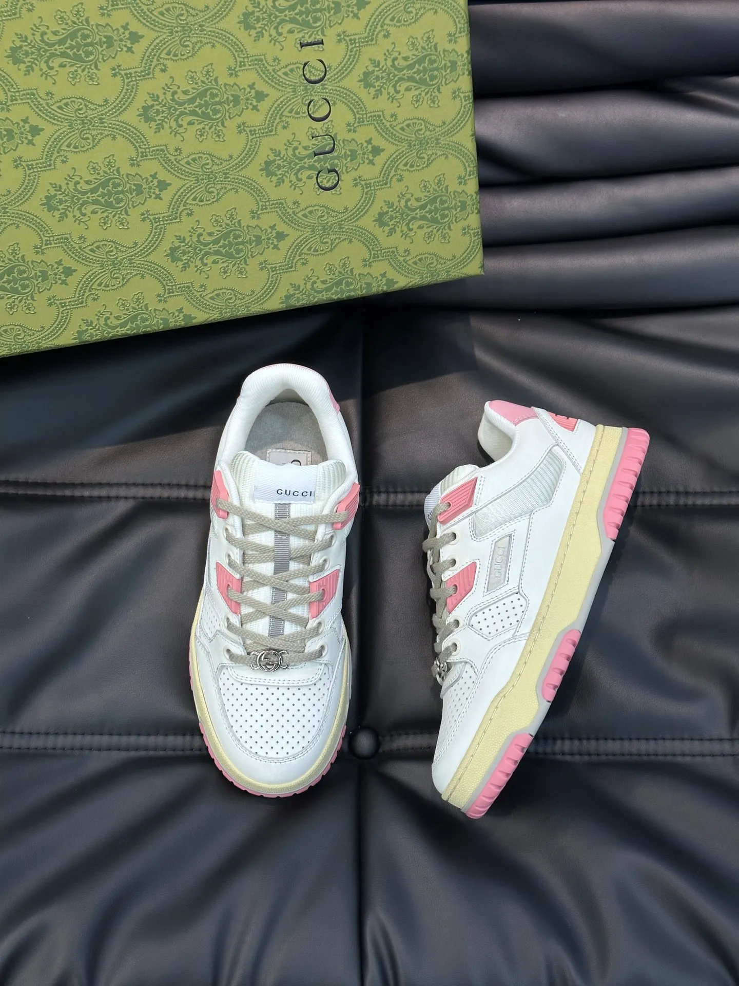 Men's Men's Shoes 💰p520 "GUCC*" Gucci's new couple's 👫 distressed effect sneakers. This low-top sneaker adopts a basketball-style silhouette design and cleverly incorporates hollow panels and distressed effects, showing its unique ingenuity. The ingenuity incorporates brand logo details such as interlocking Double G styling accessories and Gucci lettering, a low-key tribute to the brand's design heritage. A rubber non-slip outsole, inlays and embossed sole give the entire design a contemporary feel. Size: 35-45